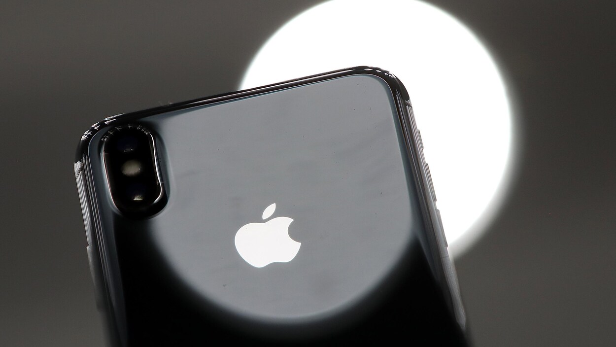 Le dos d'un iPhone X.