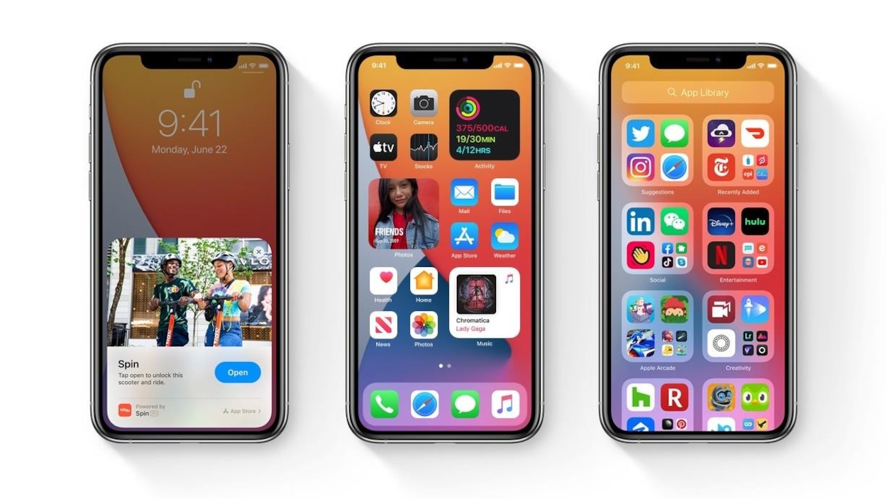 Trois iPhone, côte à côte, vus de face.
