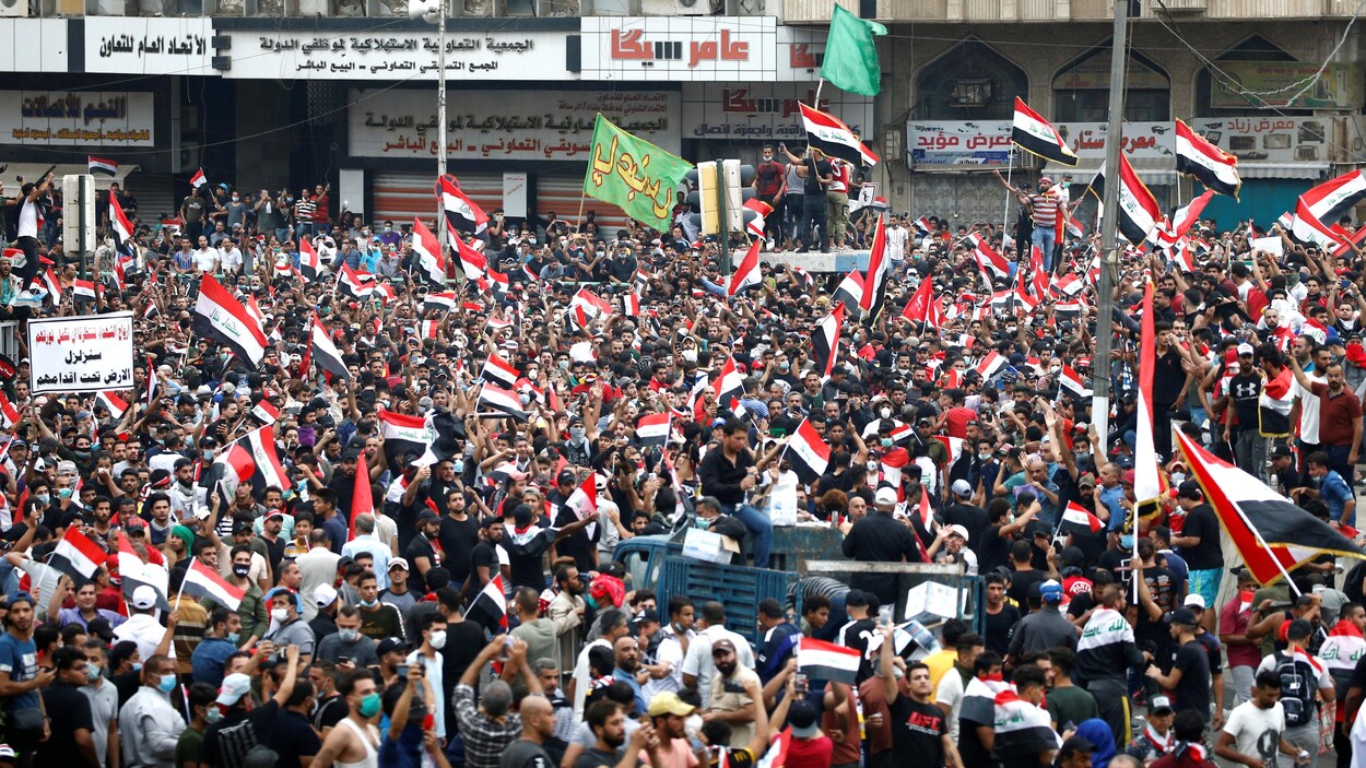 Des manifestants à Bagdad protestent contre la corruption et le chômage.