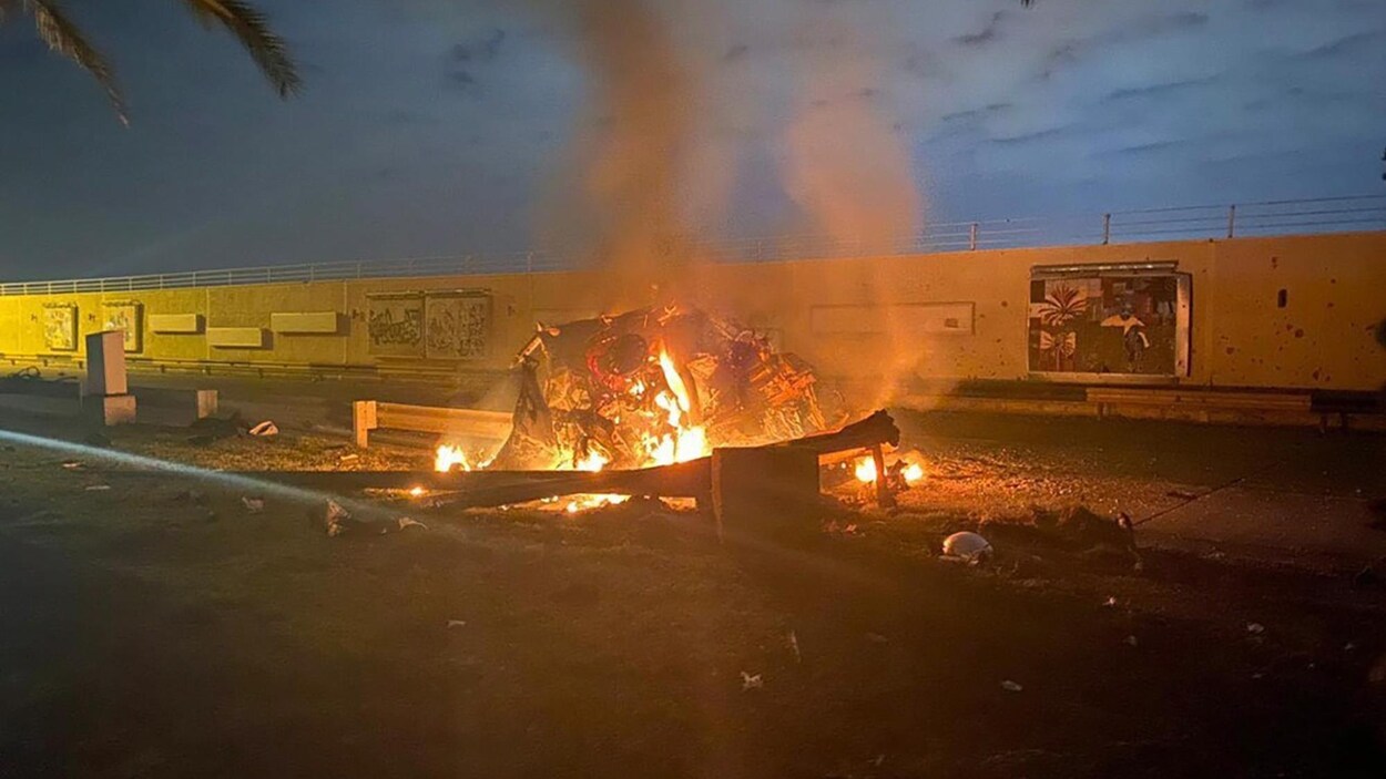 Des débris en feu à l'aube.