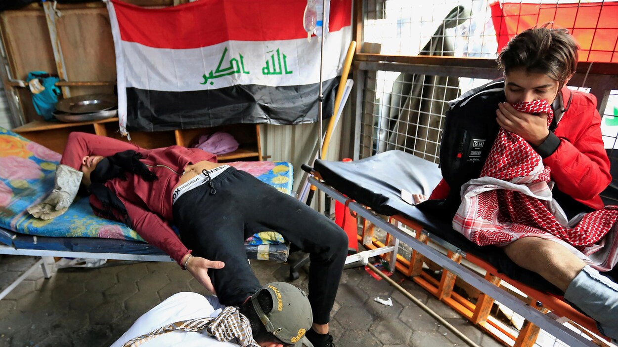 Un homme blessé lors des manifestations contre le gouvernement à Bagdad, en Irak, le 25 janvier 2020.