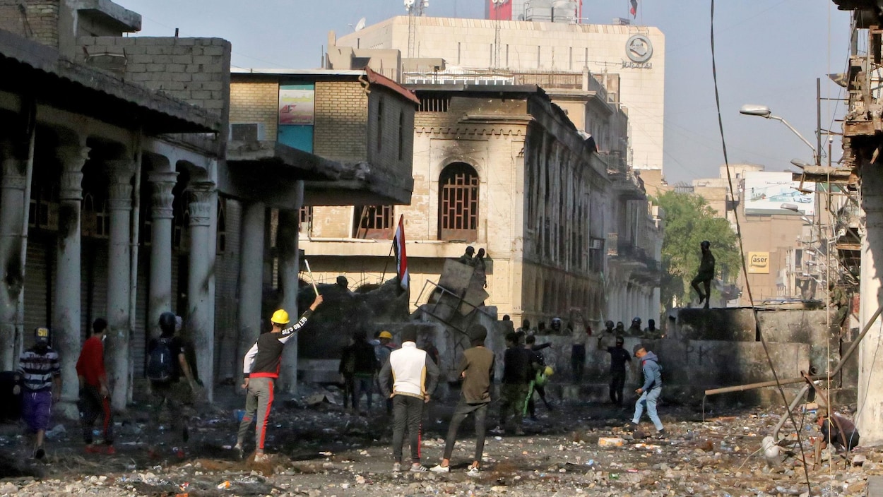 Une rue de Bagdad pleine de gravats et de traces d'incendies, dans laquelle ont eu lieu des affrontements entre manifestants et forces de l'ordre, le 30 novembre 2019.