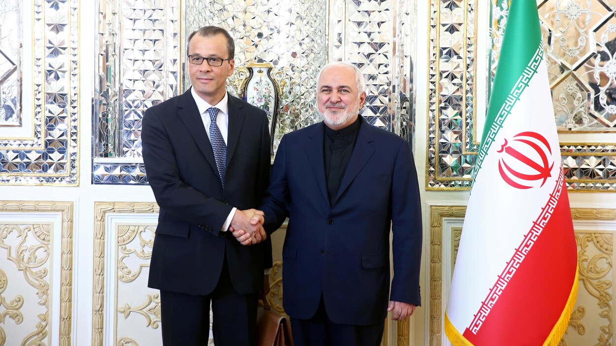 Le chef par intérim de l'Agence internationale de l'énergie atomique (AIEA), Cornel Feruta, serre la main du ministre iranien des Affaires étrangères Mohammad Javad Zarif à Téhéran, en Iran, le 8 septembre 2019.