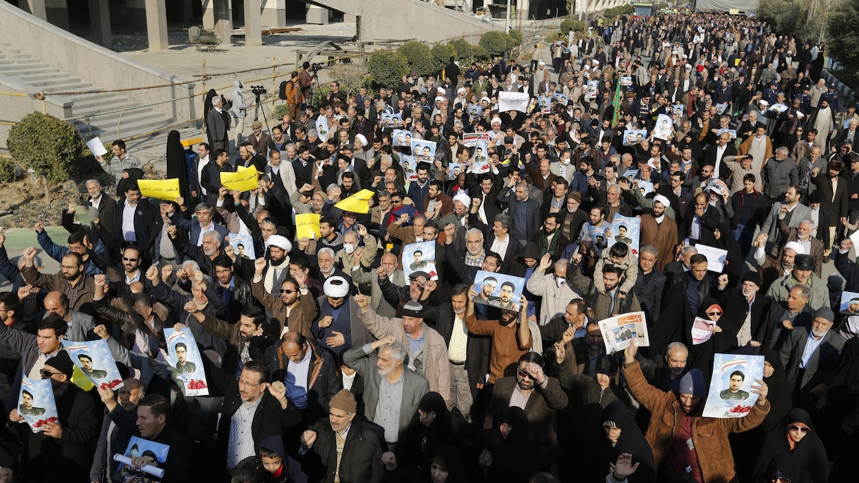 Des manifestants pro-gouvernements marchent dans les rues de Téhéran vendredi 5 janvier.