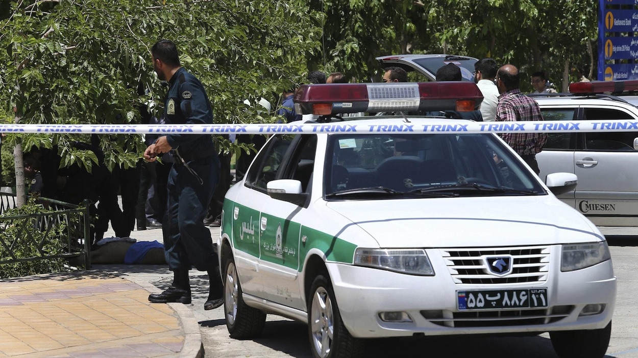 Un policier sur le site du mausolée