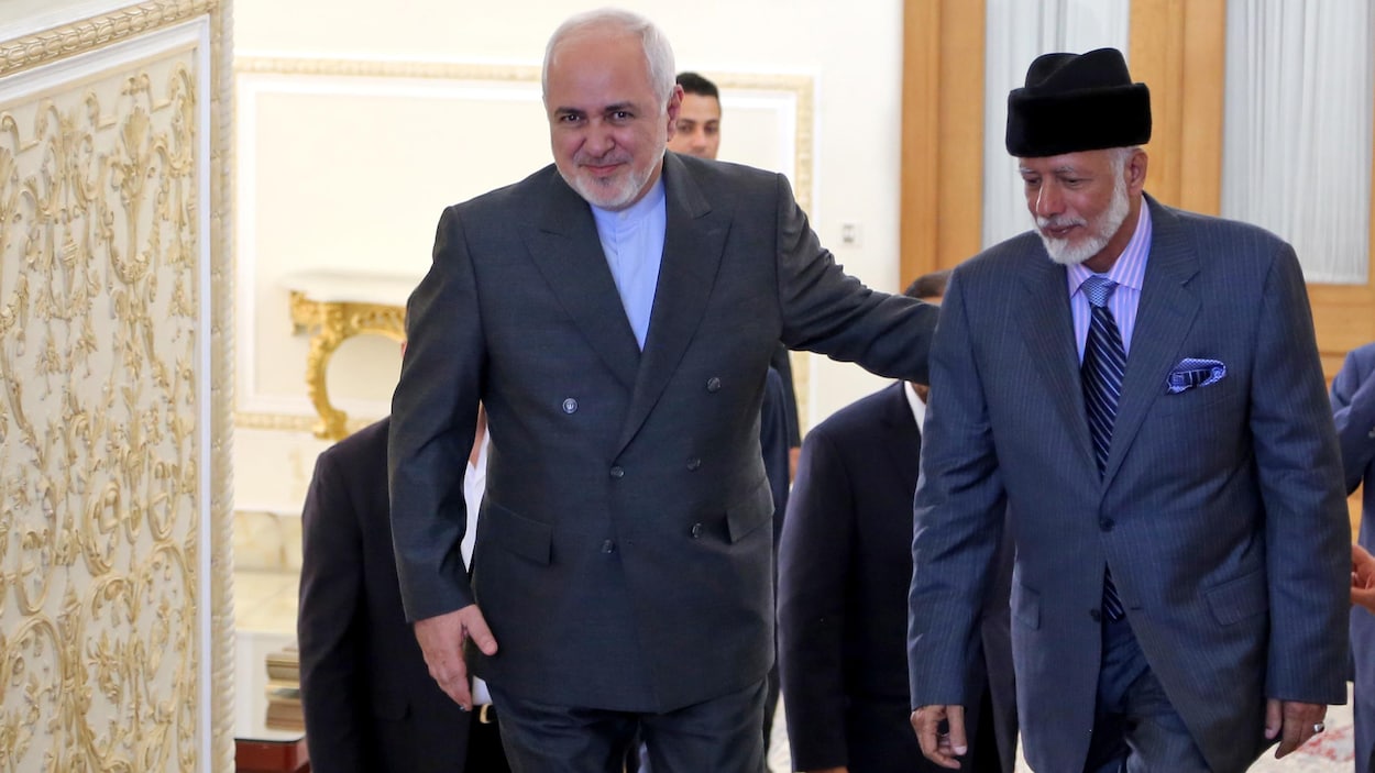 Les deux responsables montent les marches ensemble dans un bâtiment gouvernemental iranien.