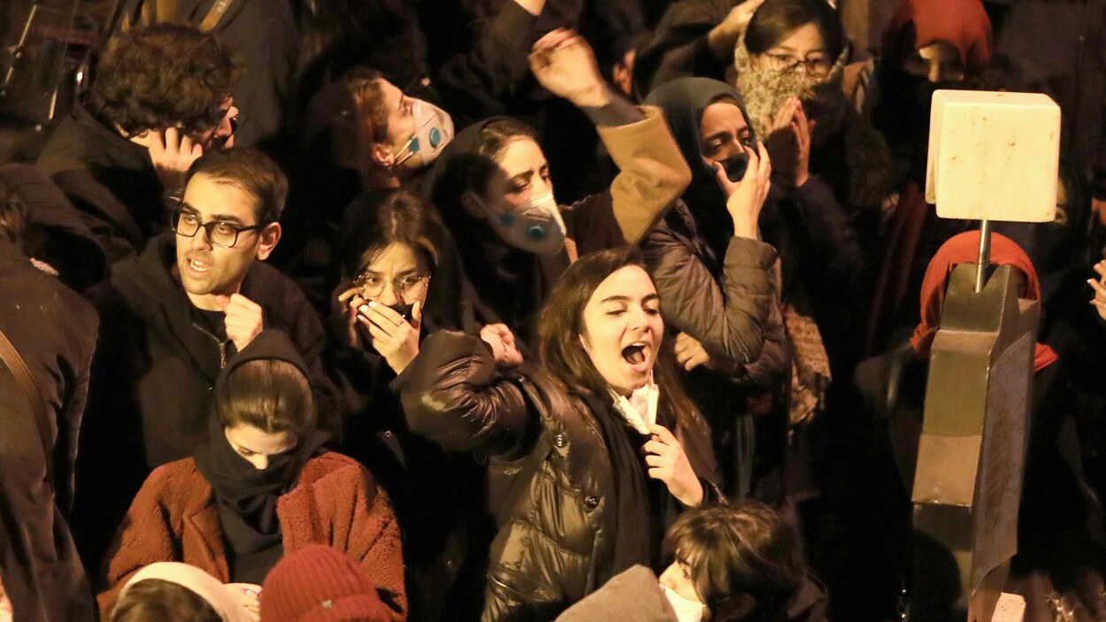 De jeunes manifestants scandent des slogans.