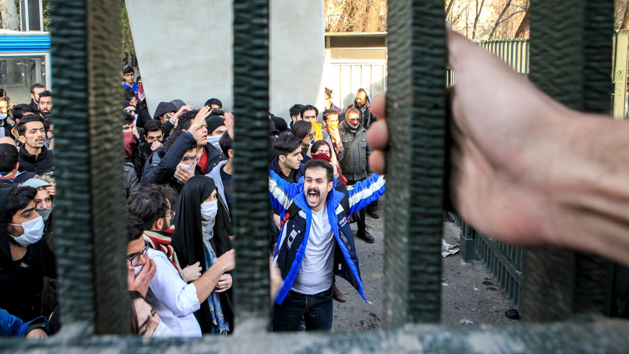 Les manifestants couvrent leur visages, tout en scandant des slogans.