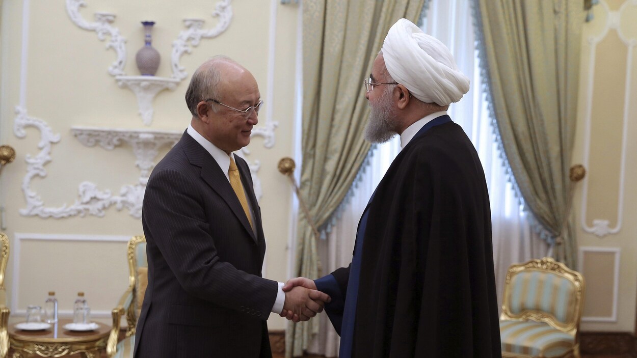 Yukiya Amano serre la main de Hassan Rohani.