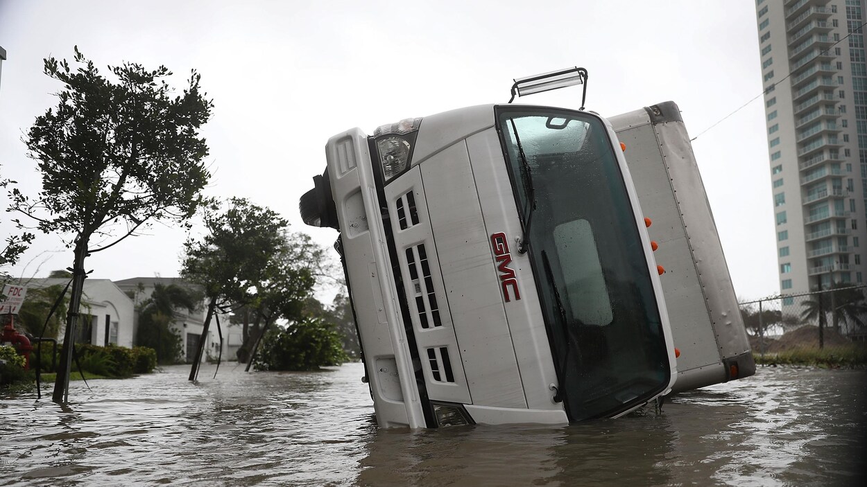 Un camion s'est renversé à Miami lors du passage de l'ouragan Irma en Floride.