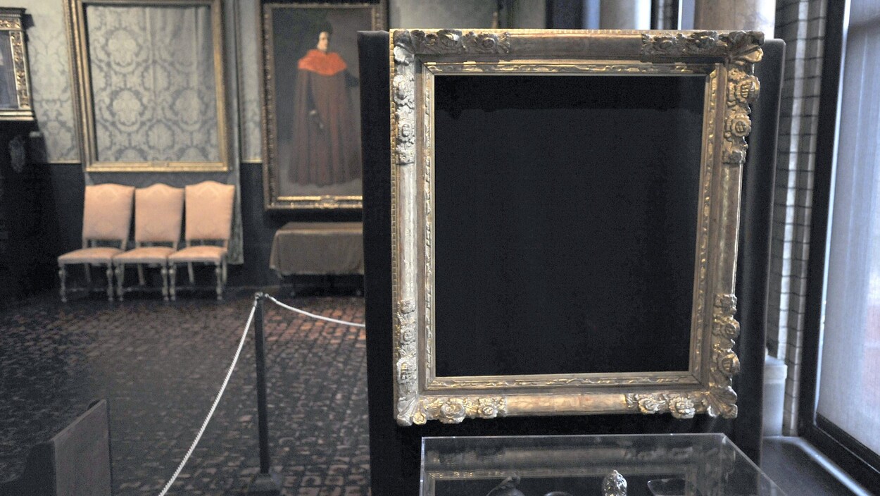 Deux cadres sans tableaux à la suite du vol des oeuvres d'art Deux cadres sans tableaux à la suite du vol des oeuvres d'art