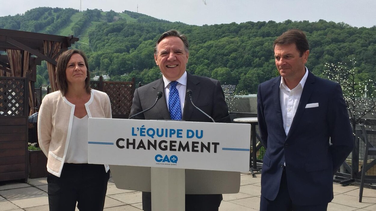 Isabelle Charest en compagnie du chef de la CAQ, François Legault, et François Bonnardel. Isabelle Charest en compagnie du chef de la CAQ, François Legault, et François Bonnardel.
