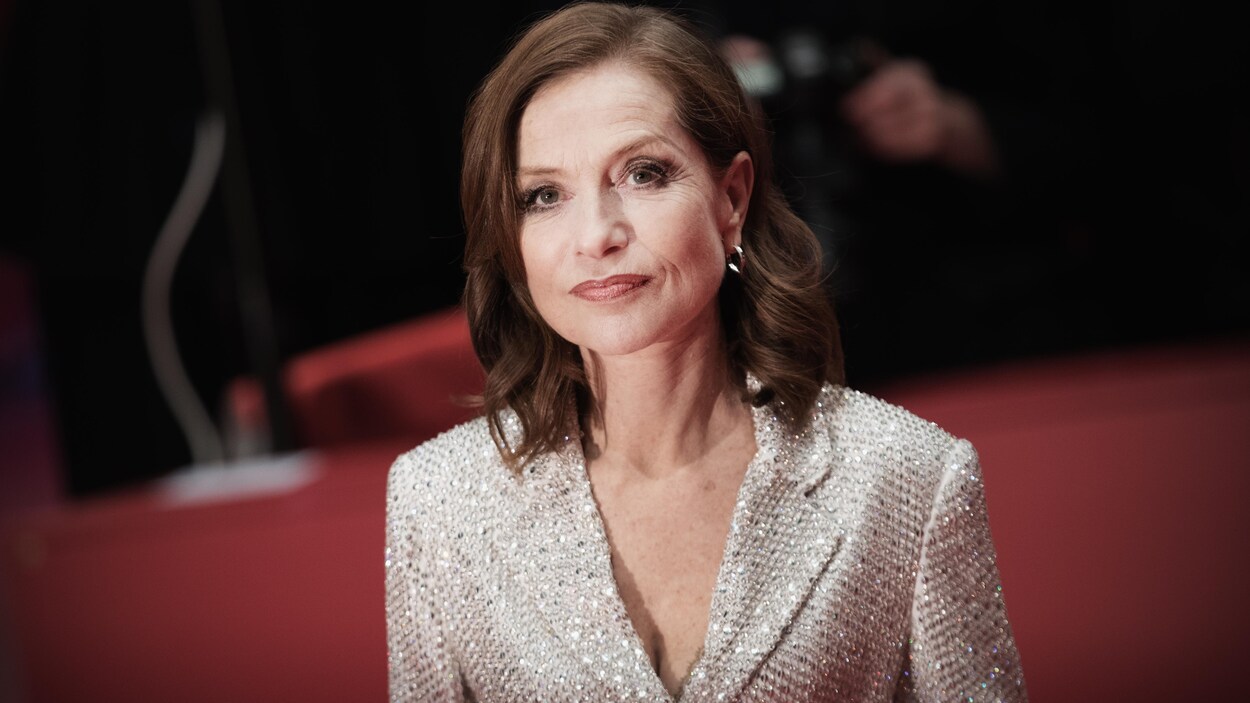 Portrait d'Isabelle Huppert, portant une veste pailletée blanche, lors de la présentation du film Eva au Festival international du film de Berlin. Portrait d'Isabelle Huppert, portant une veste pailletée blanche, lors de la présentation du film Eva au Festival international du film de Berlin.