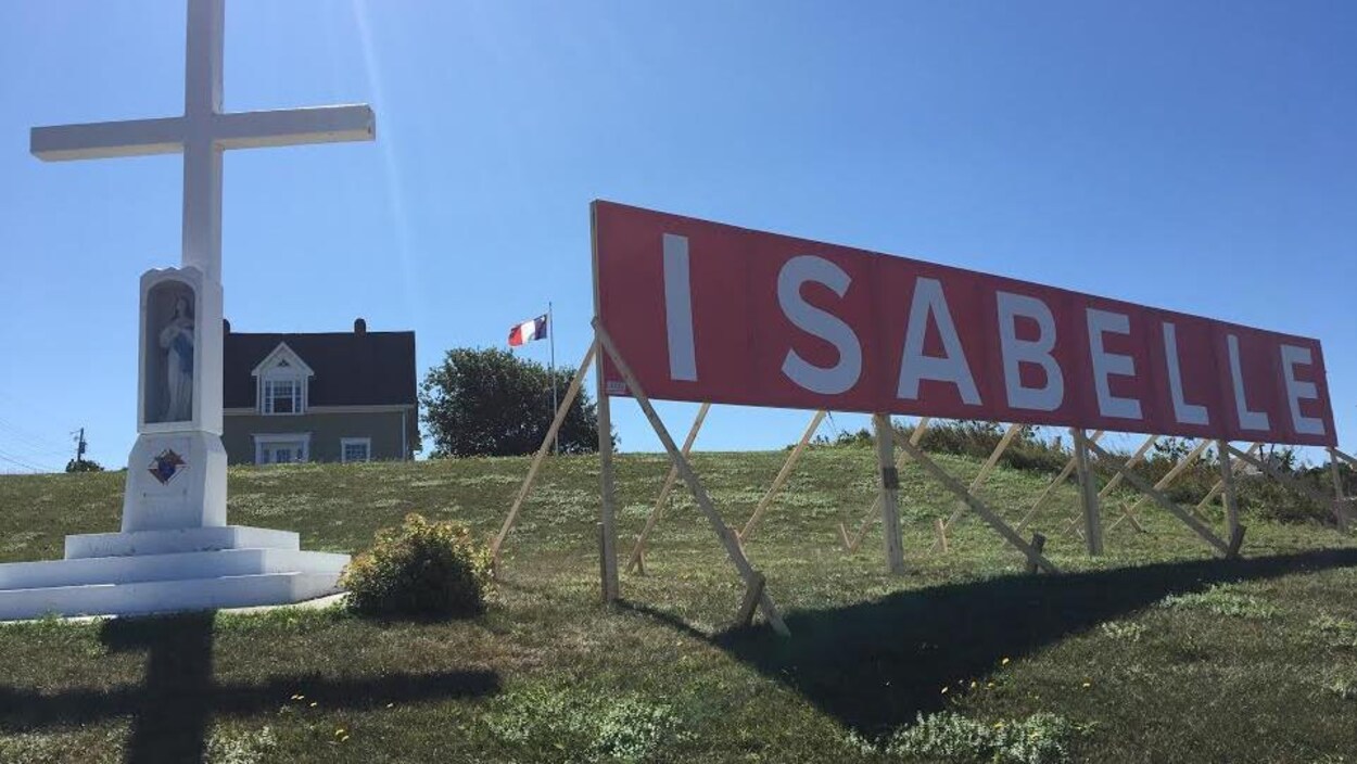 Une affiche d'Isabelle Thériault à côté d'une croix.