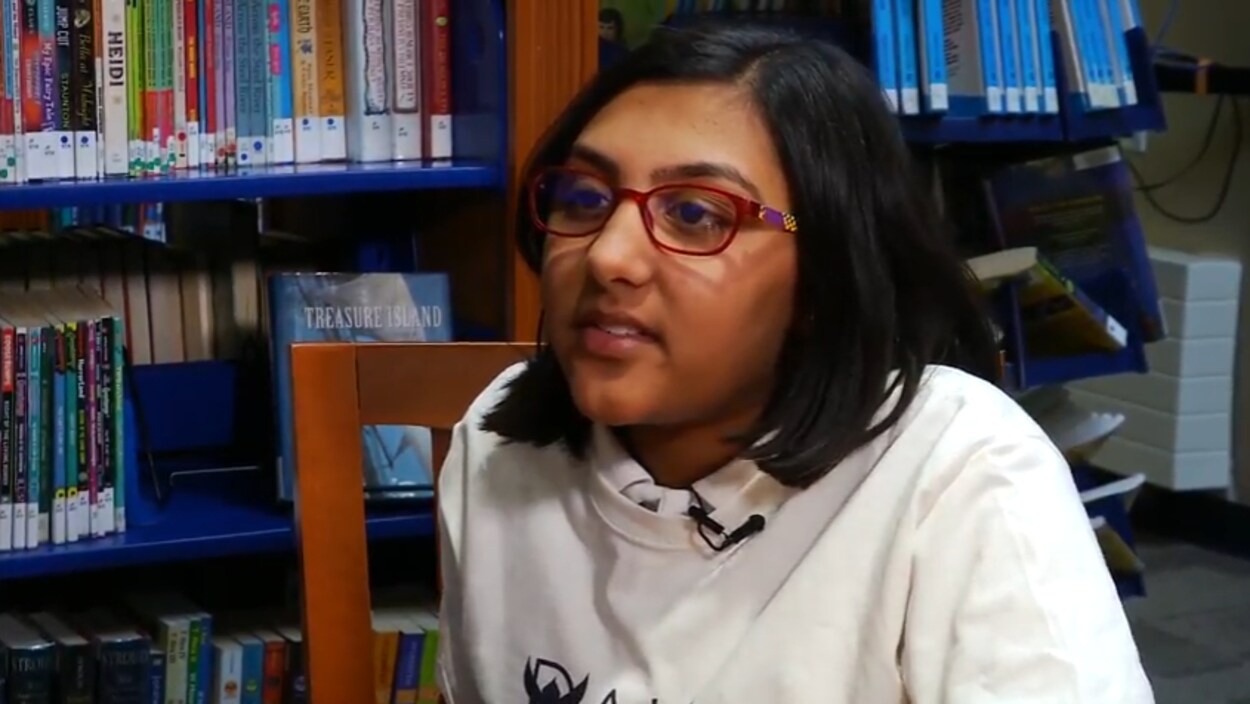 Photo de Isha Dau, 12 ans, qui peut réciter par coeur 400 décimales du nombr pi Photo de Isha Dau, 12 ans, qui peut réciter par coeur 400 décimales du nombr pi