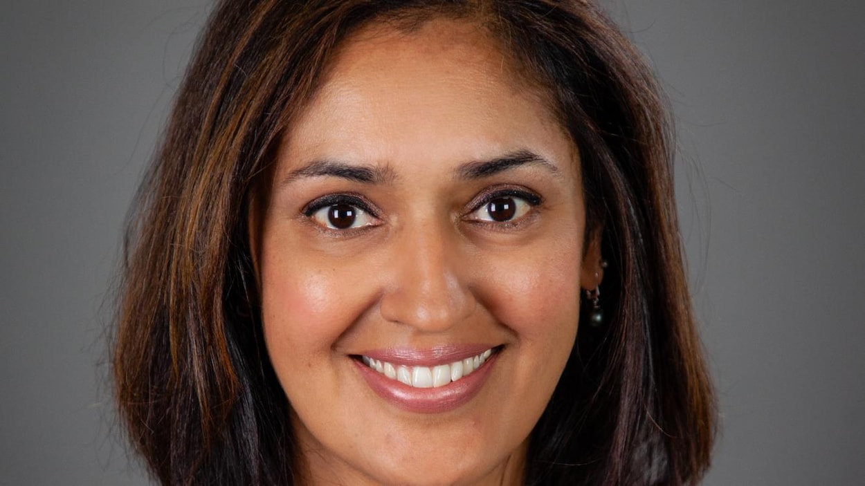 Le visage de Isha Khan.