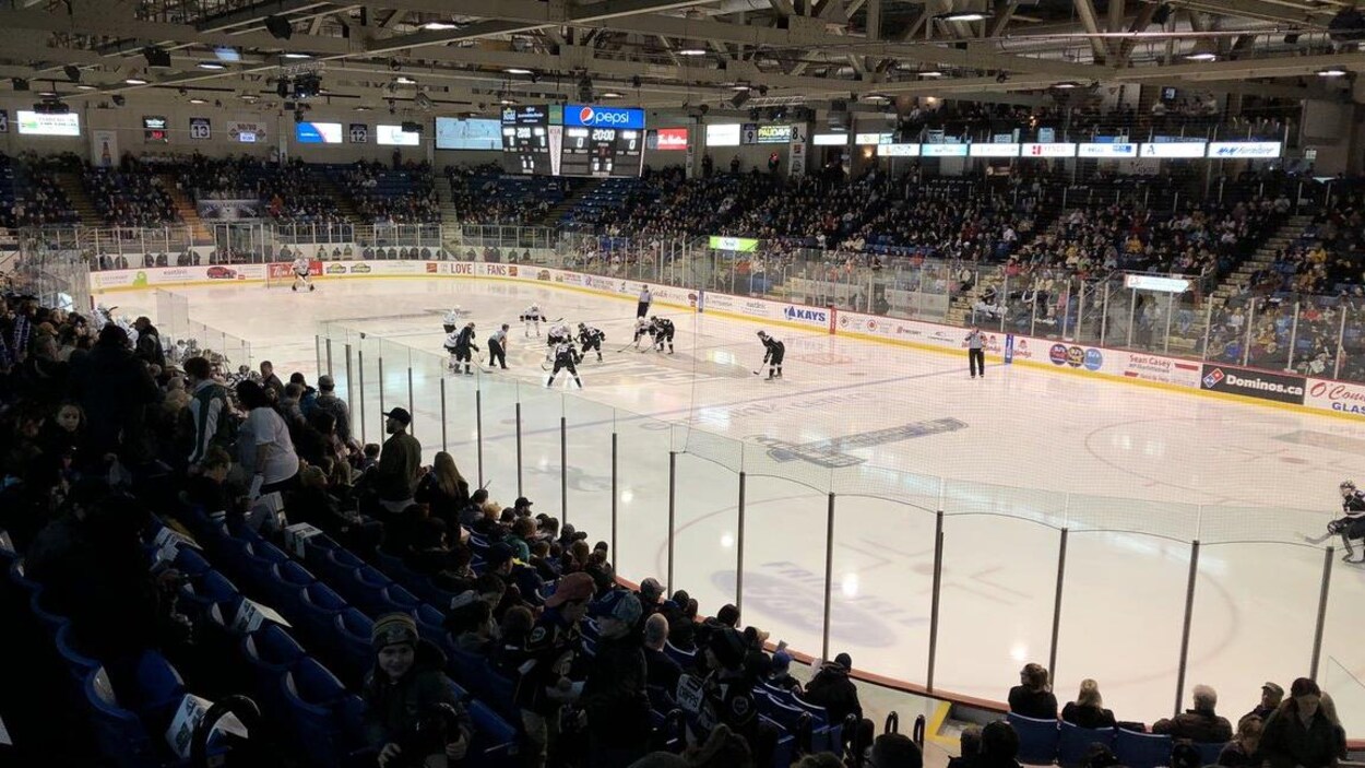 Mise en jeu au début du second match de la série entre les Islanders et les Screaming Eagles, le 23 mars 2019 à Charlottetown.