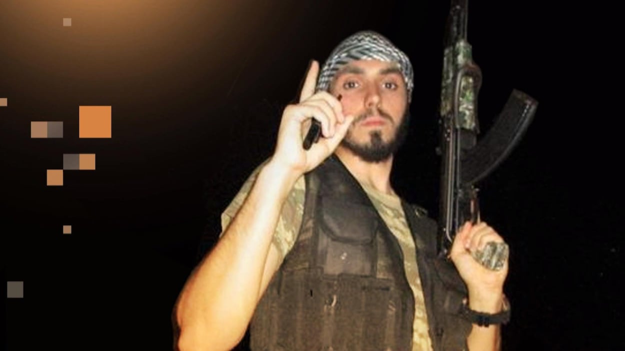 Ismaël Habib est habillé en combattant, tient un fusil d'assaut et lève le doigt en l'air pour faire le signe du groupe armé État islamique.