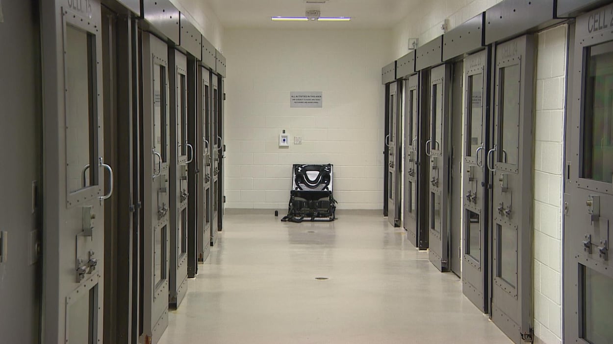Plusieurs cellules de prison.