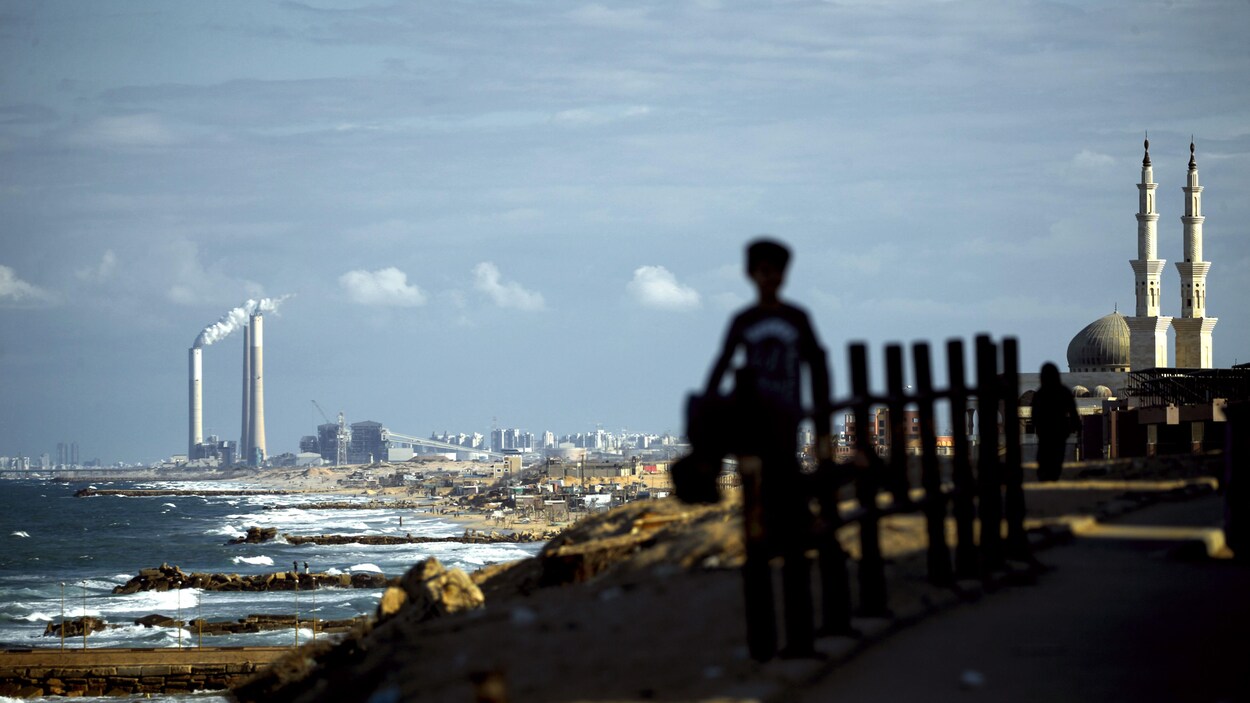 Le camp de réfugiés d'Al-Shati, à Gaza, avec, en arrière-plan, la ville portuaire israélienne d'Ashkelon