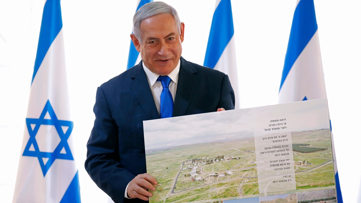 Benyamin Nétanyahou tient une carte en point de presse.