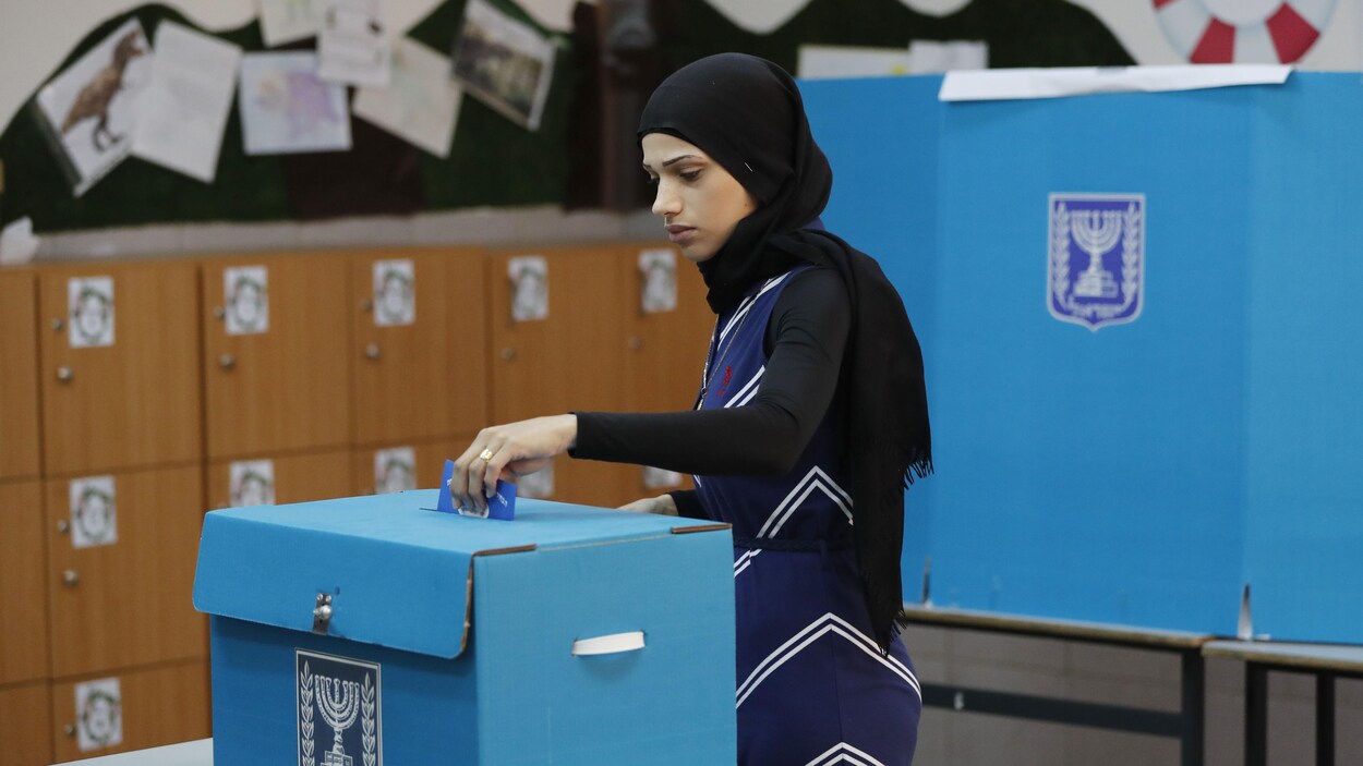 Une Israélienne arabe se prépare à voter lors des élections législatives israéliennes du 9 avril 2019 dans un bureau de vote de la ville de Taiyiba, dans le nord d'Israël.