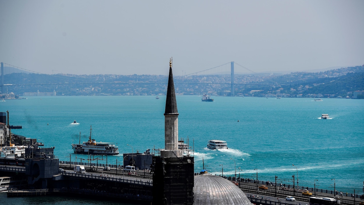L'eau était turquoise dans le détroit du Bosphore à Istanbul, en Turquie, le 14 juin 2017. L'eau était turquoise dans le détroit du Bosphore à Istanbul, en Turquie, le 14 juin 2017.