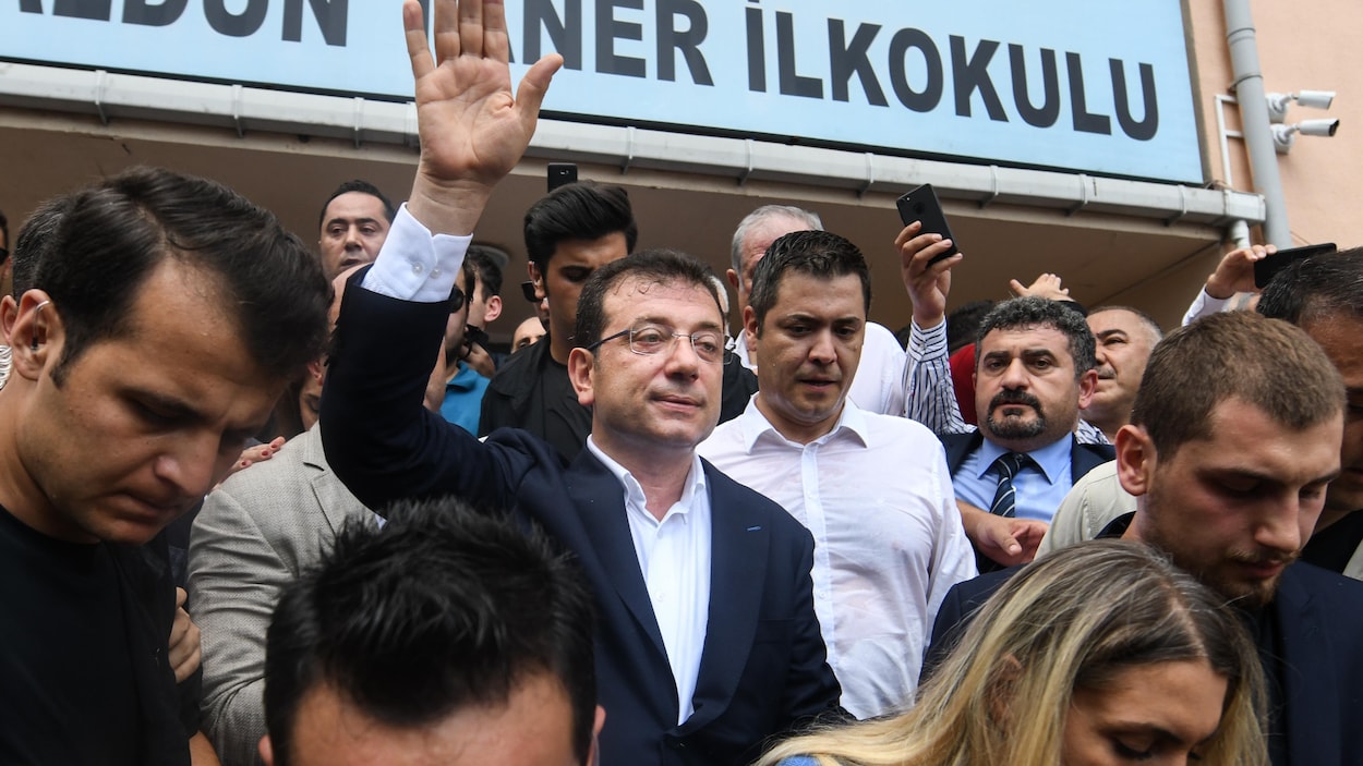 Ekrem Imamoglu salue la foule à sa sortie d'un bureau de vote à Istanbul, en Turquie.