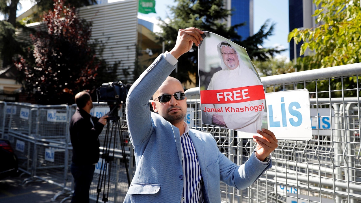 Un manifestant brandit une affichette du journaliste saoudien supposément exécuté Jamal Khashoggi.