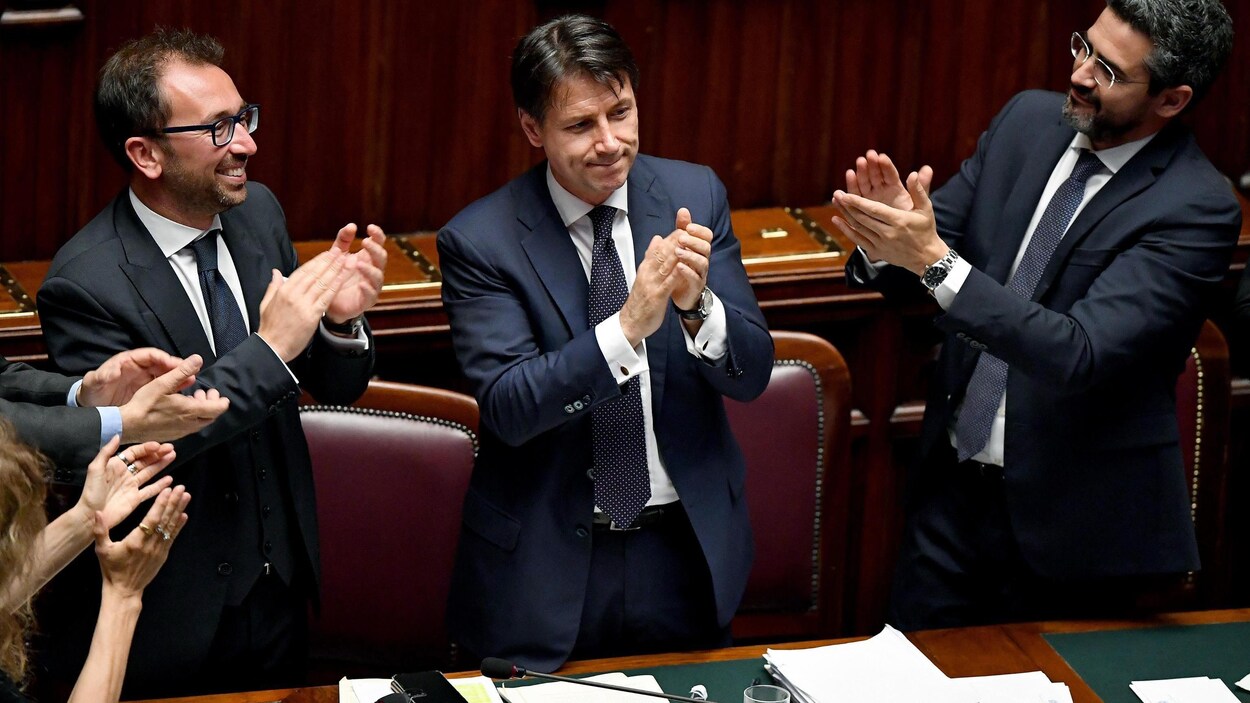 Le premier ministre italien Giuseppe Conte après un vote de confiance des parlementaires. À gauche, le ministre de la Justice Alfonso Bonafede et à droite le ministre des Relations parlementaires Riccardo Fraccaro. Le premier ministre italien Giuseppe Conte après un vote de confiance des parlementaires. À gauche, le ministre de la Justice Alfonso Bonafede et à droite le ministre des Relations parlementaires Riccardo Fraccaro.