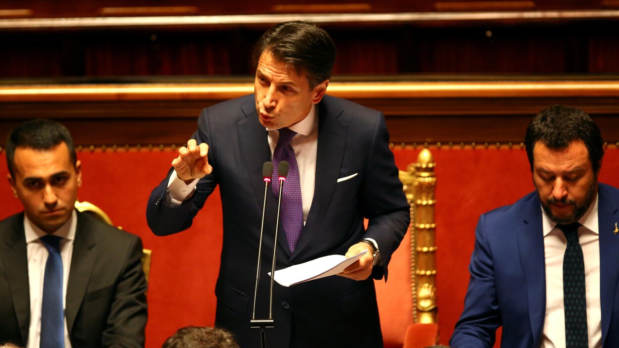 Le nouveau premier ministre italien Giuseppe Conte, entouré de son ministre de l'Intérieur Matteo Salvini (à droite) (le patron de la Ligue (extrême droite) et du ministre du Travail et de l'Industrie Luigi Di Maio (à gauche) (chef de file du Mouvement cinq étoiles (M5S, antisystème).