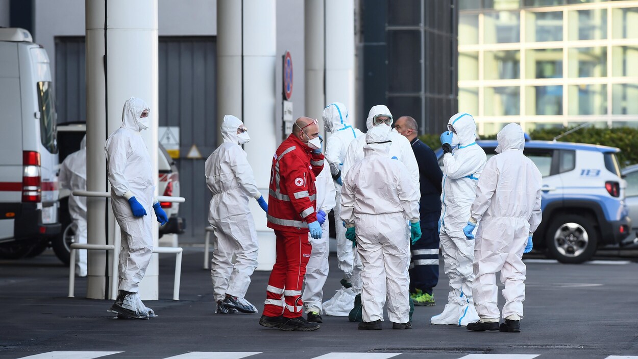 Des membres des services de santé italiens en tenue de protection.