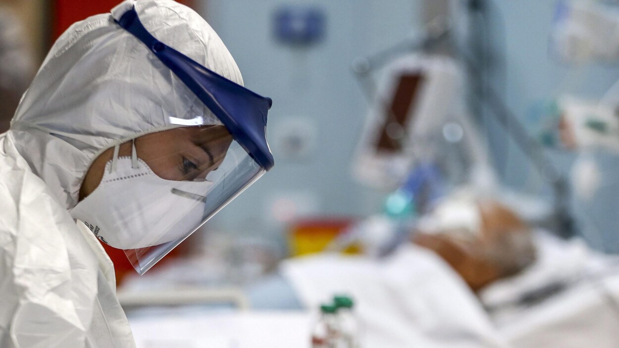 Une travailleuse de la santé dans l'unité de soins intensifs d’un hôpital à Casalpalocco, près de Rome, le samedi 11 avril 2020.