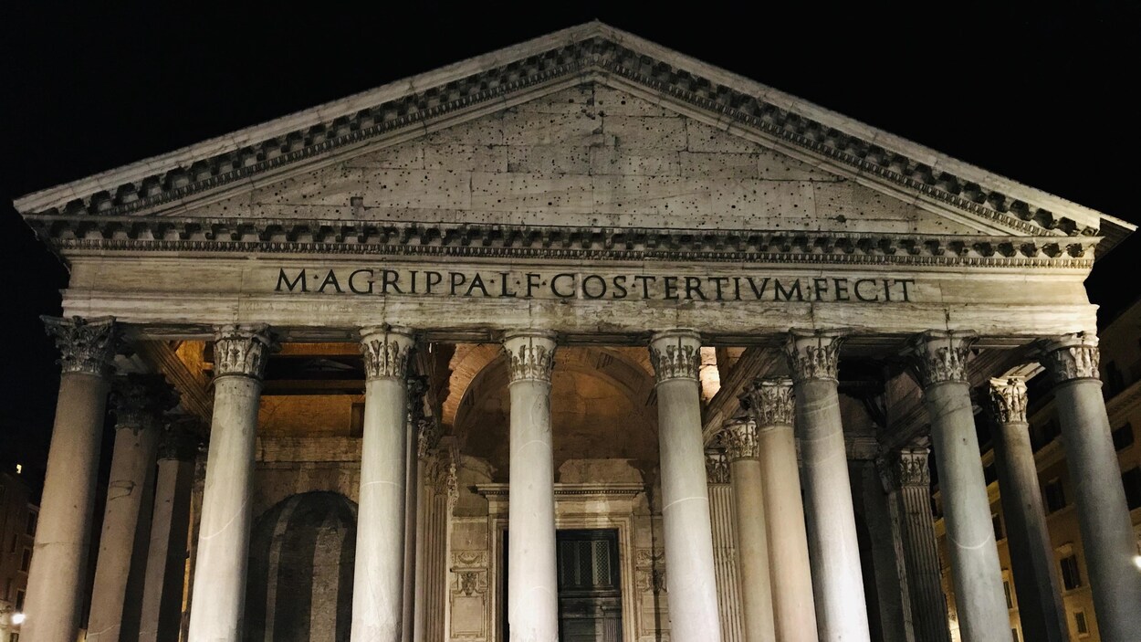 Le Panthéon de Rome la nuit.