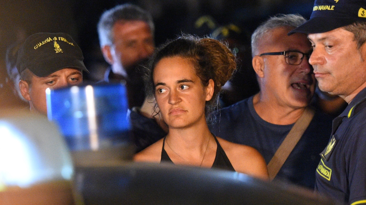 Carola Rackete escortée par la police.