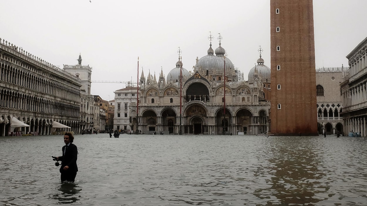 La place Saint-Marc de Venise, en Italie, est inondée.