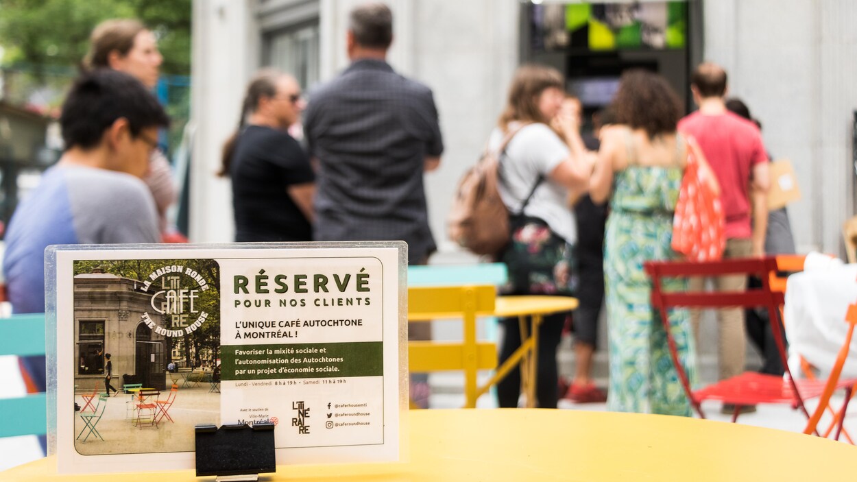 Une dizaine de personne patiente devant le comptoir du café de la Maison ronde, à Montréal.