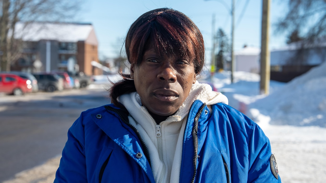 Tenter de se sentir en sécurité à tout prix, une femme dans la rue