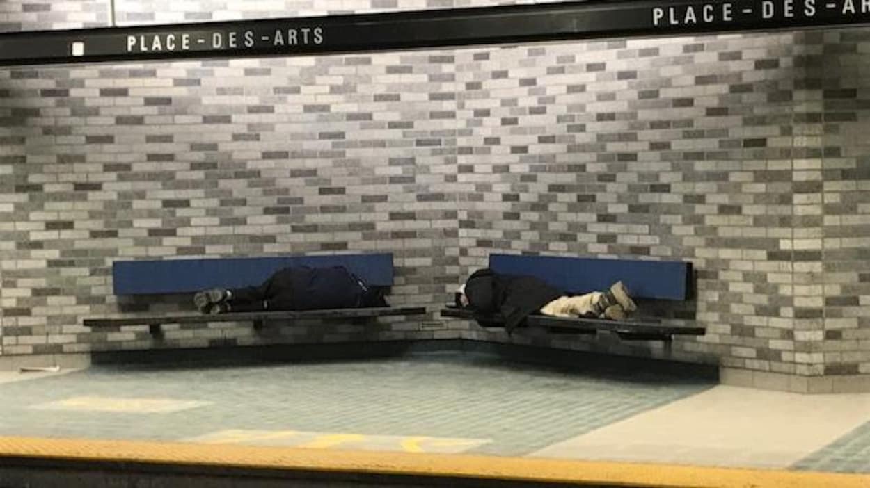 Des itinérants dormant dans le métro Place-des-Arts à Montréal.