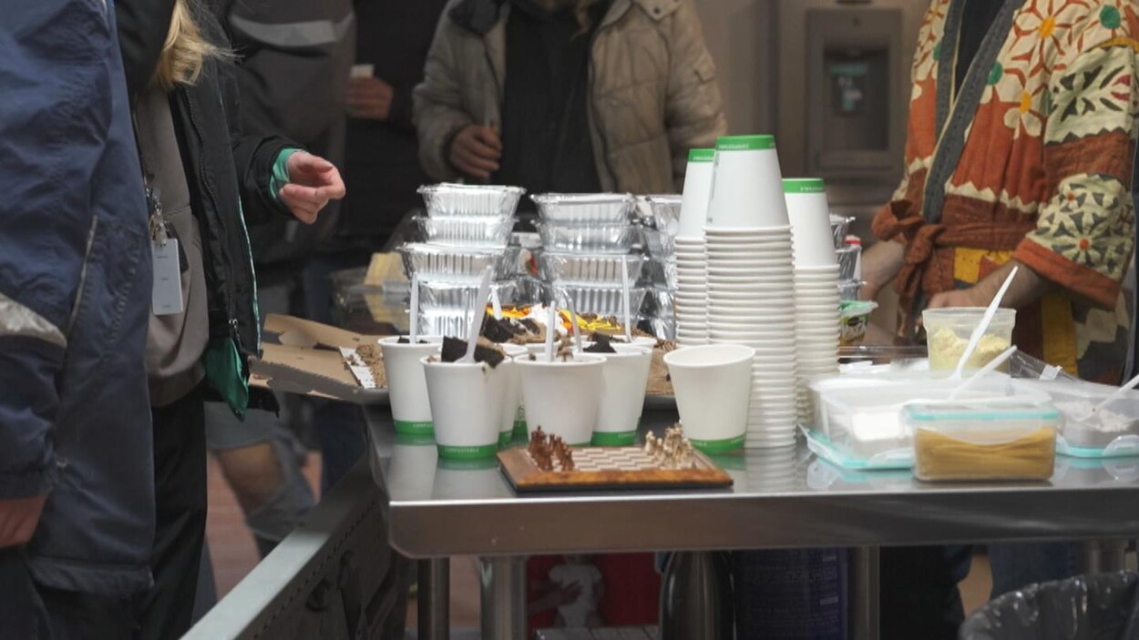 Plusieurs personnes autour d'une table.