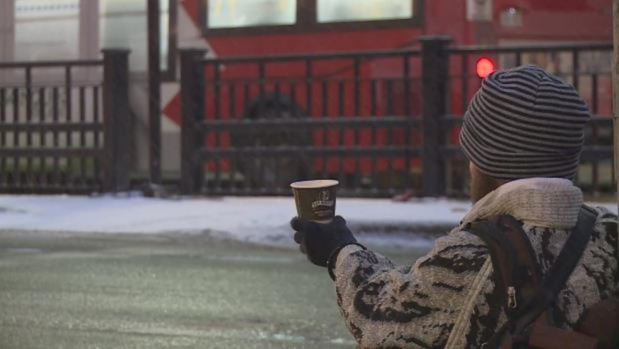 Un sans-abri à l'arrêt d'autobus Mackenzie King, à Ottawa