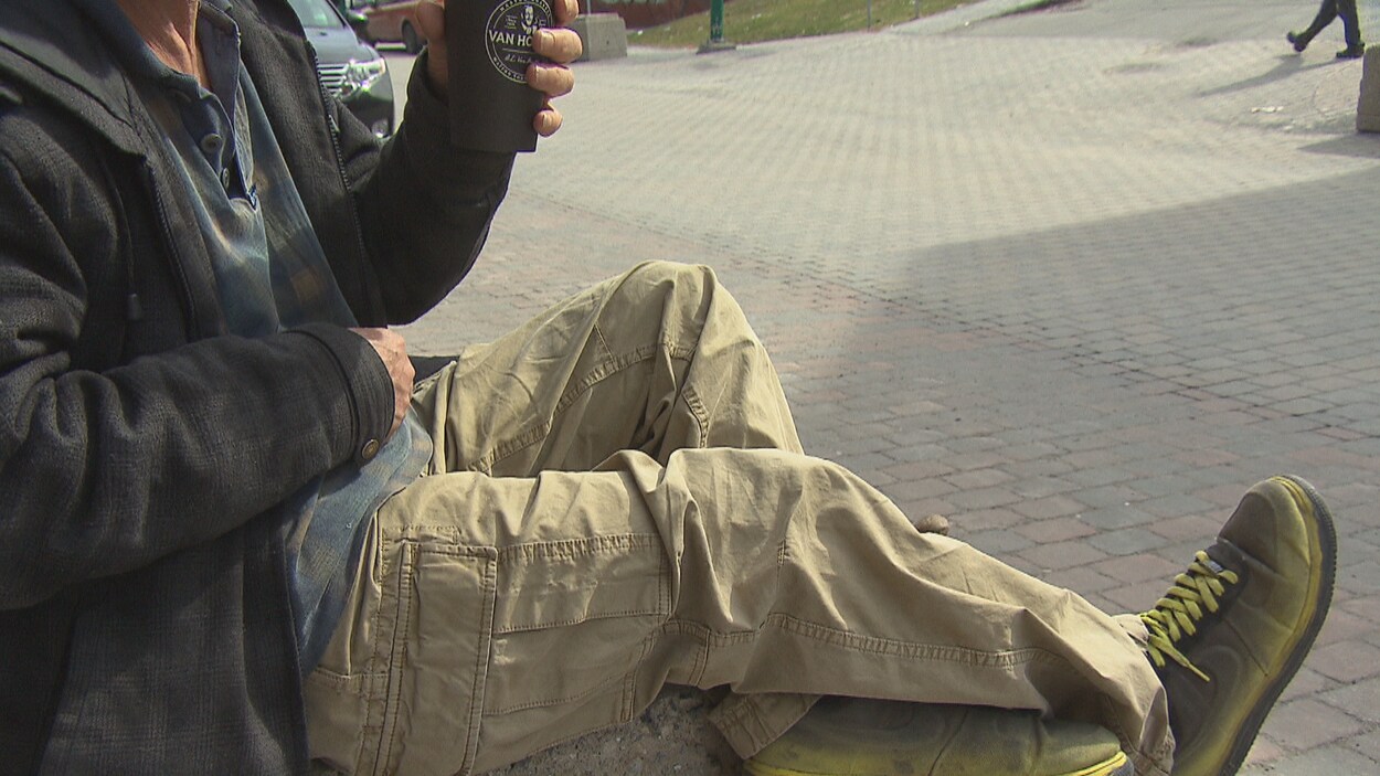 Une personne itinérante au centre-ville de Sherbrooke Une personne itinérante au centre-ville de Sherbrooke
