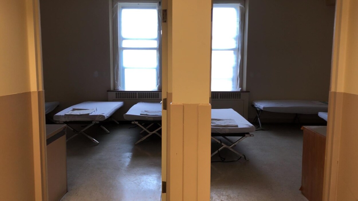 Deux chambres contiguës avec leurs lits.