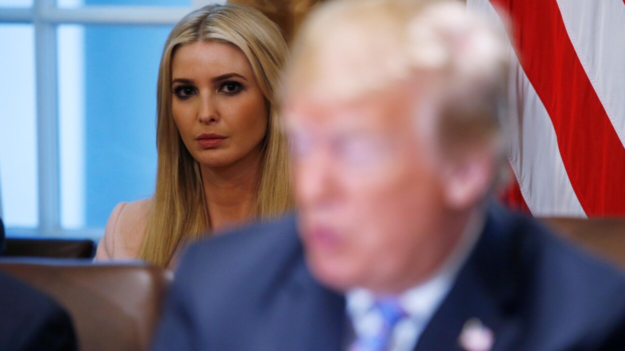 Le président Donald Trump flou en avant-plan et Ivanka Trump à l'arrière.