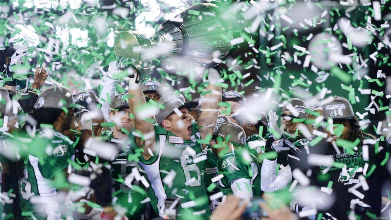 Le receveur éloigné Rob Bagg tient la coupe Grey à bout de bras après la victoire écrasante des Roughriders de la Saskatchewan contre les Tiger-Cats.