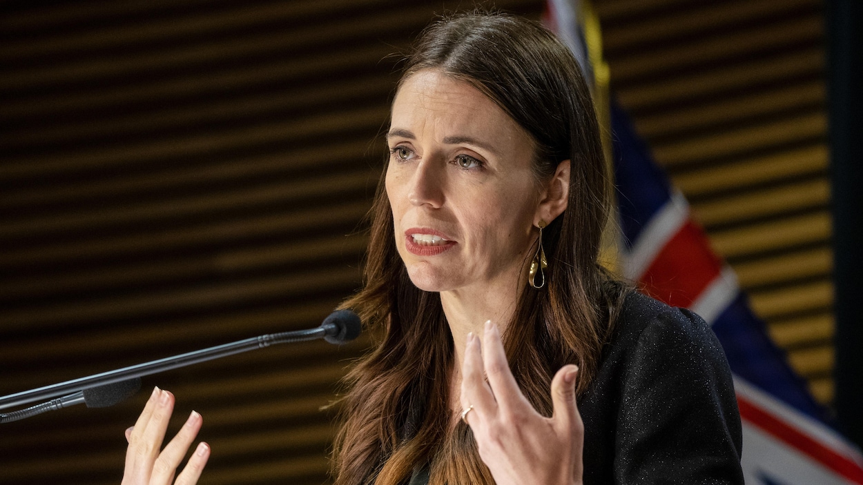     Jacinda Ardern standing behind a lectern.