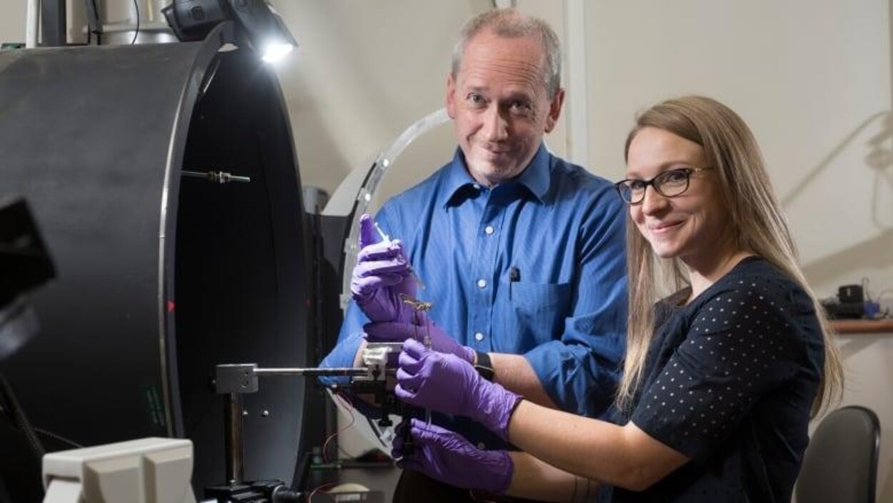 Les chercheurs Jack Gray et Rachel Parkinson souriants sont dans leur laboratoire.