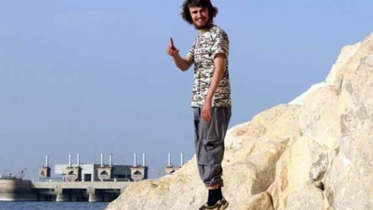 Jack Letts pose sur une photo.