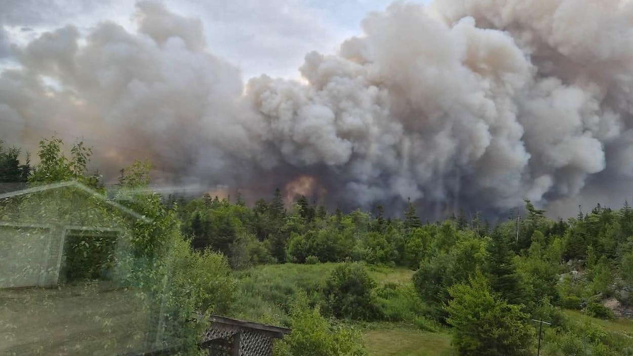 Le feu de forêt de Jacket Lake s’est étendu rapidement, des résidents évacués