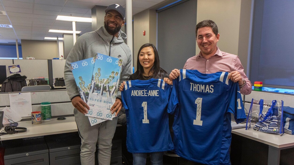 Jacoby Brissett prend la pose avec Thomas Pelletier-Villeneuve et sa conjointe, tous deux avec leur gilet des Colts autographiés.